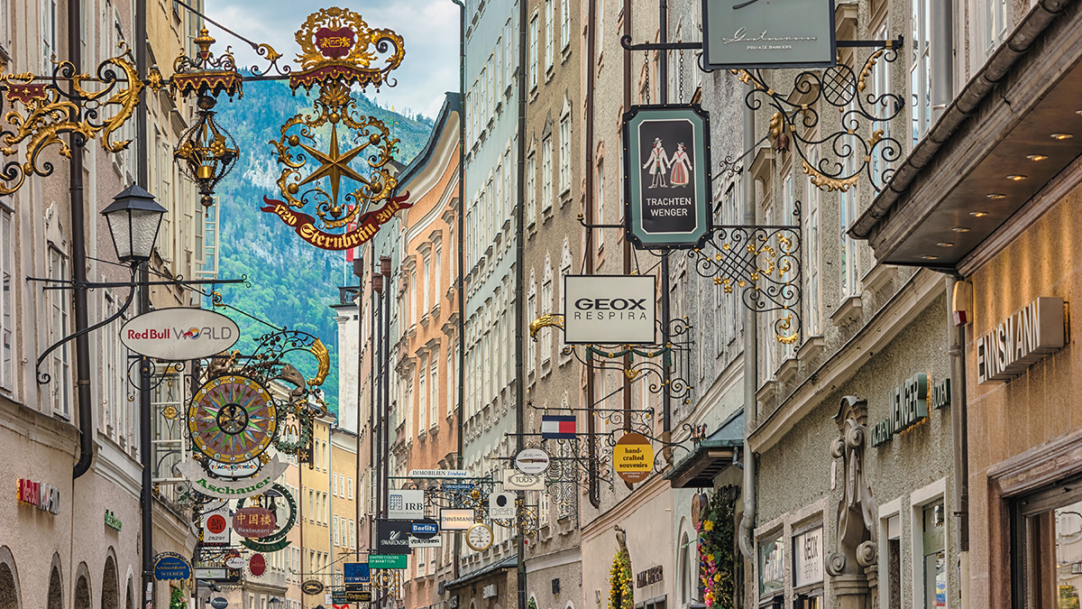 Ein Blick in die Einkaufsstraße von Salzburg.