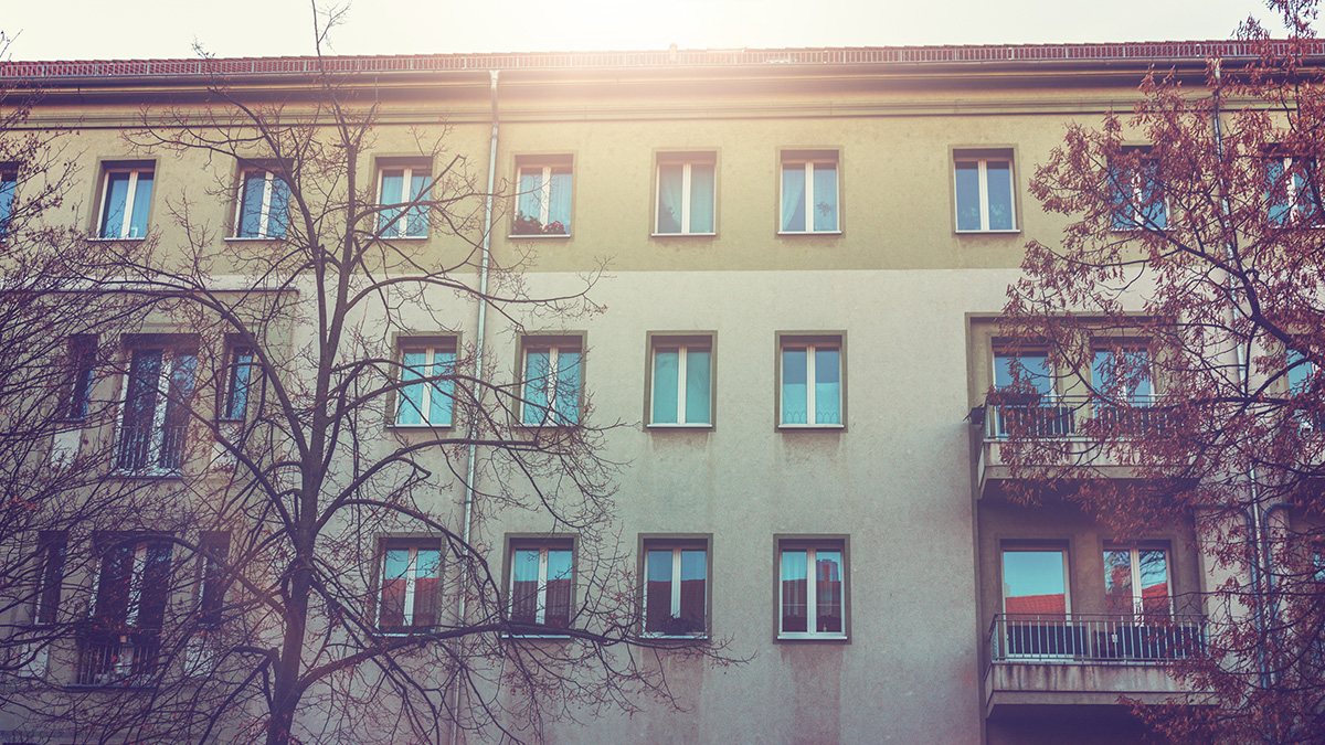 Ein Mehrfamilienhaus in Wien bei Sonnenschein.