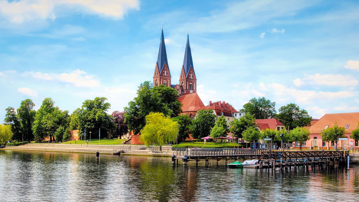 Zum Gedenken an den hier geborenen Dichter Theodor Fontane trägt Neuruppin den Beinamen Fontanestadt.