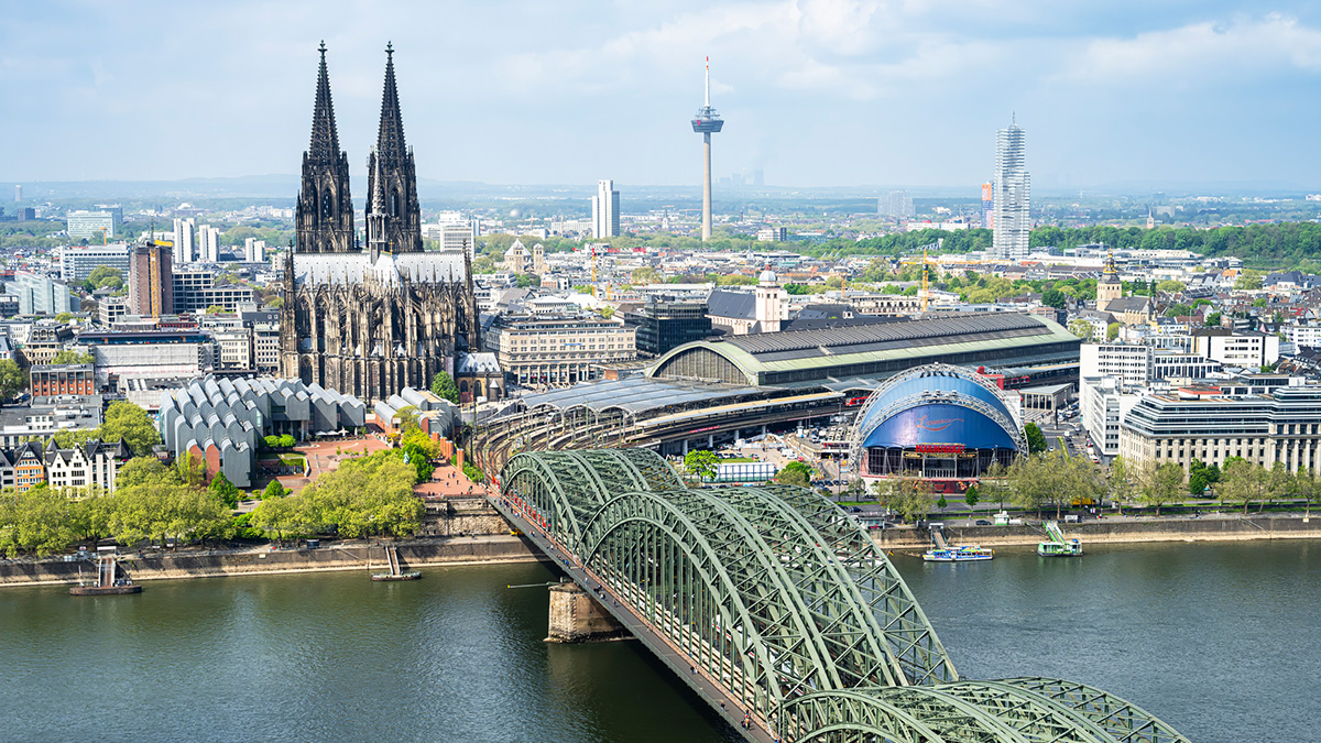 Kölner Wahrzeichen auf einen Blick: Dom, Hauptbahnhof und Hohenzollernbrücke prägen die Skyline der Rheinmetropole.
