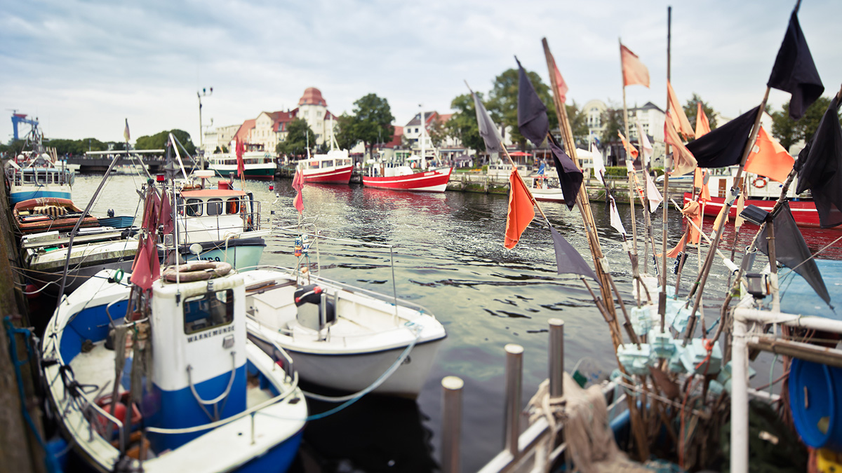Boote am Anleger im Rostock