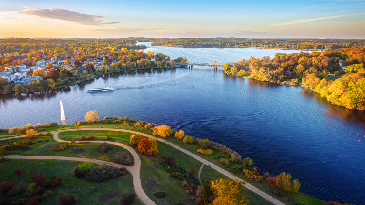 Luftaufnahme der Glienicker Brücke in Potsdam