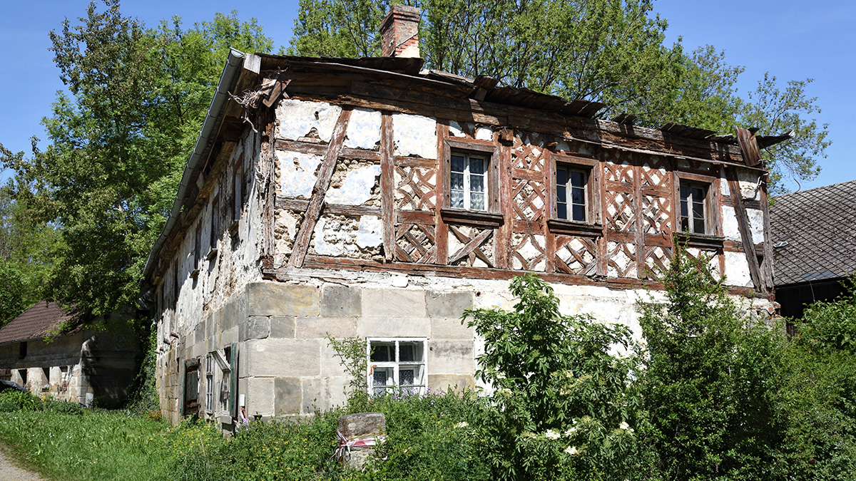 Raus aufs Land, altes Haus mit Garten auf dem Land, Foto: iStock.com / Gueholl