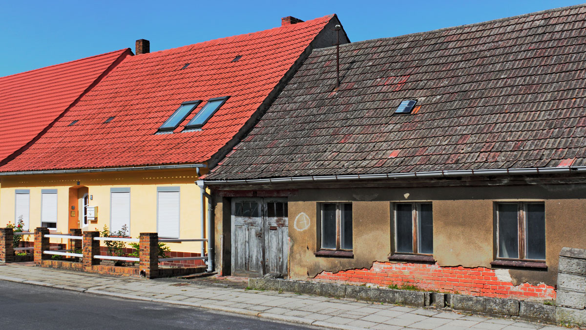 Schnäppchen unsanierte Häuser, Blick auf ein saniertes und ein unsaniertes Haus, Foto: ArTo / stock.adobe.com