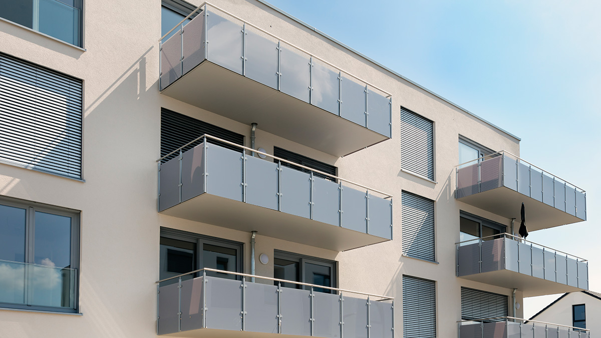 Hausfassade mit mehreren Neubauwohnungen