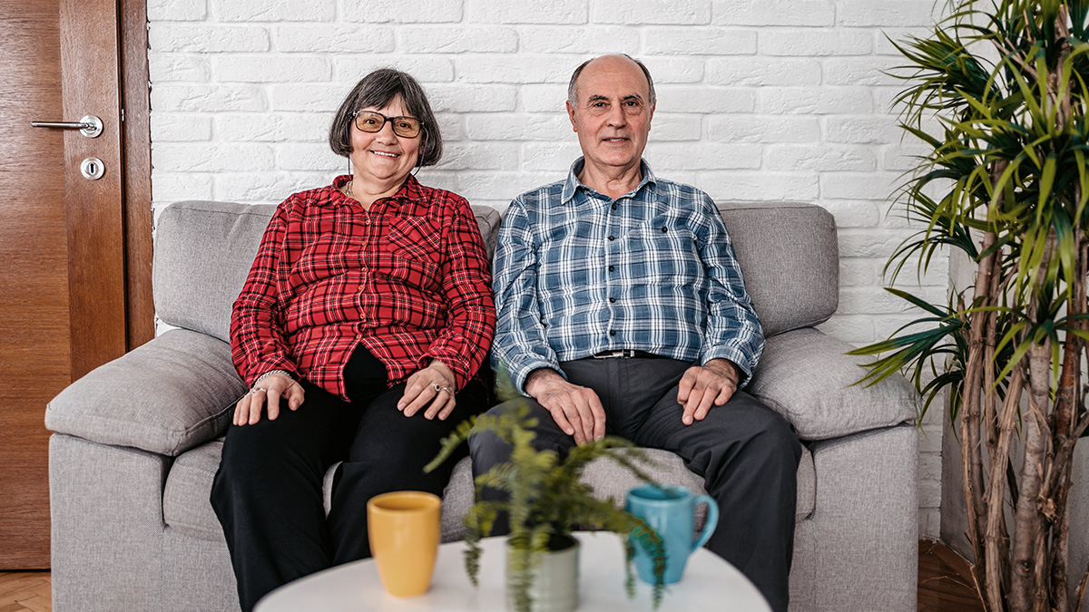 Älteres Paar sitzt auf Sofa