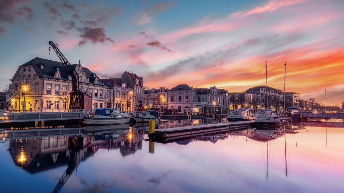 Mieten im Norden, Blick auf den Hafen von Oldenburg bei Sonnenuntergang, Foto: PhotoArt / stock.adobe.com