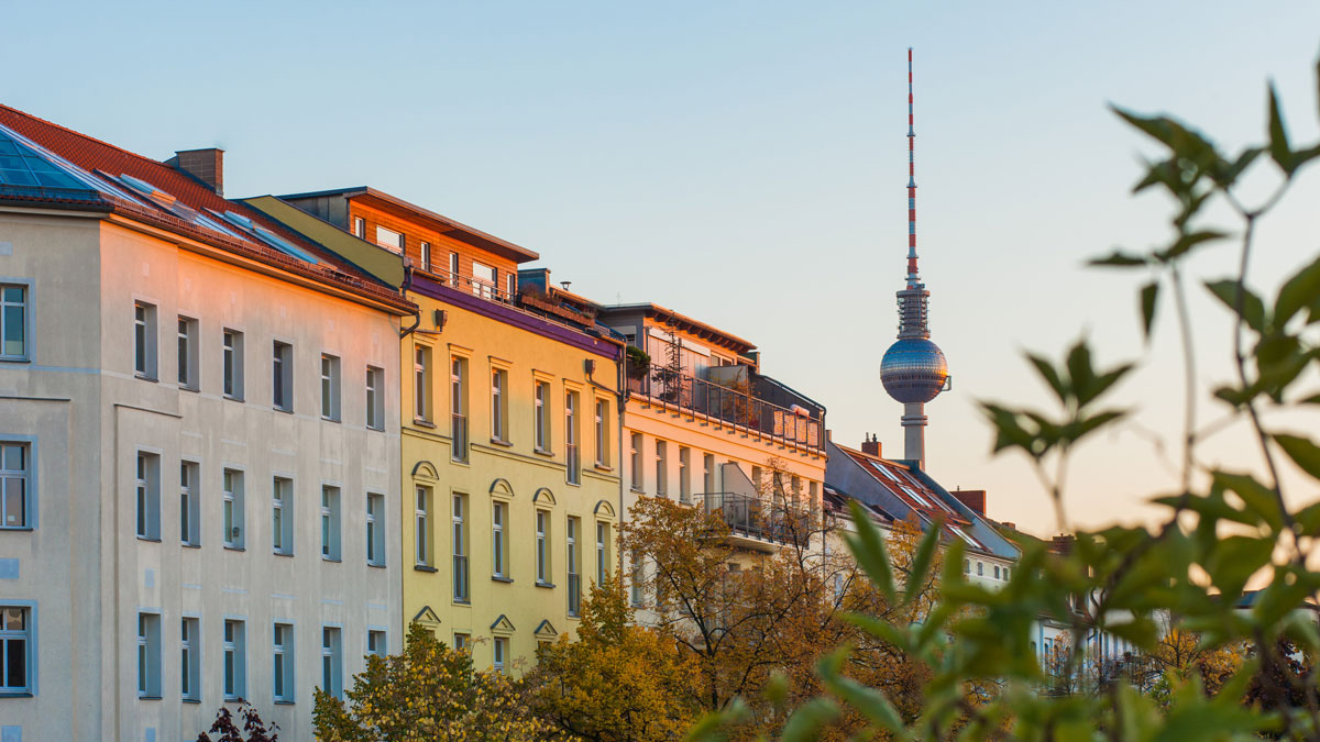 Mietpreisbremse BGH, Blick auf Wohnungen in Berlin mit dem Fernsehturm im Hintergrund