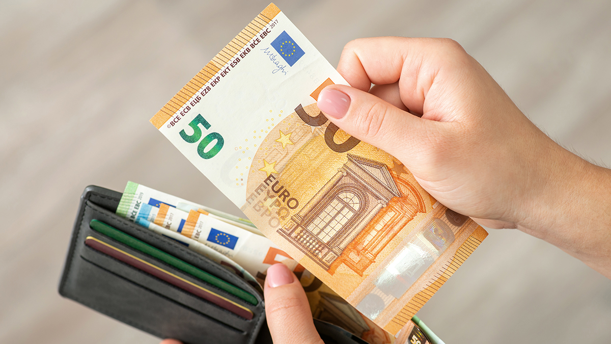 Mieten belasten den Geldbeutel der Deutschen immer mehr. Foto: iStock / Vitalii Petrushenko