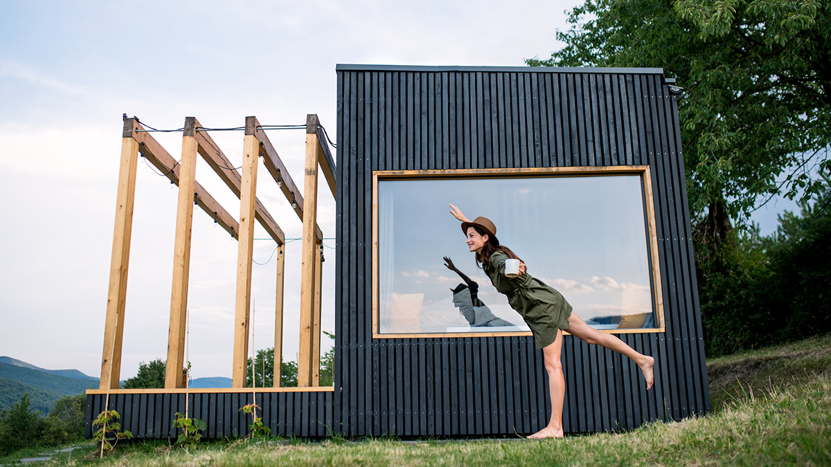 10 Fragen Tiny House, Frau macht Yoga vor ihrem Tiny House