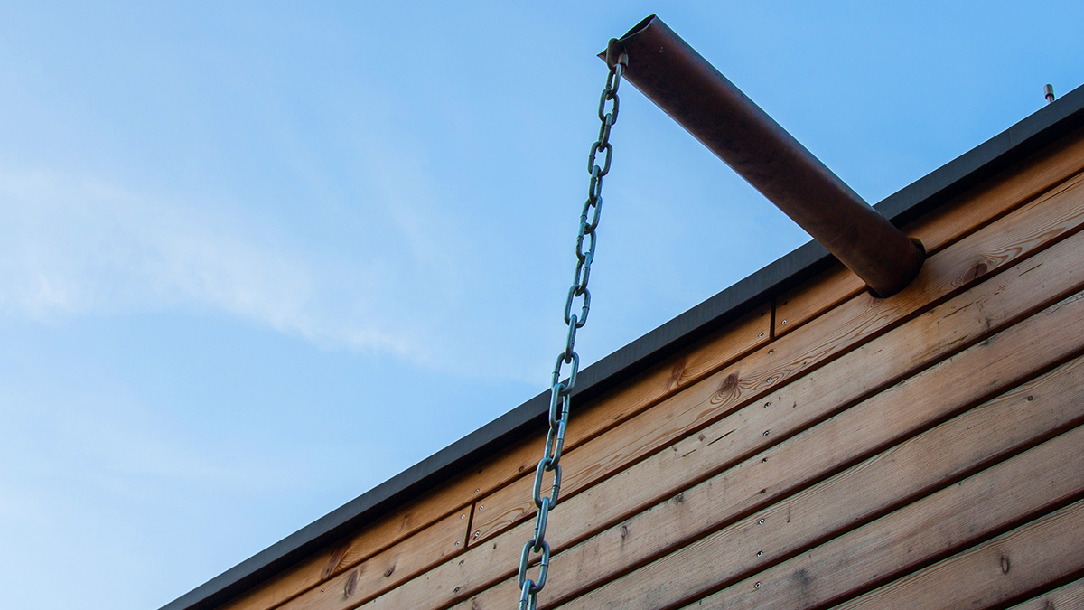 Eine Regenkettekann ein Fallrohr immer ersetzen. Foto: AdobeStock_schemev