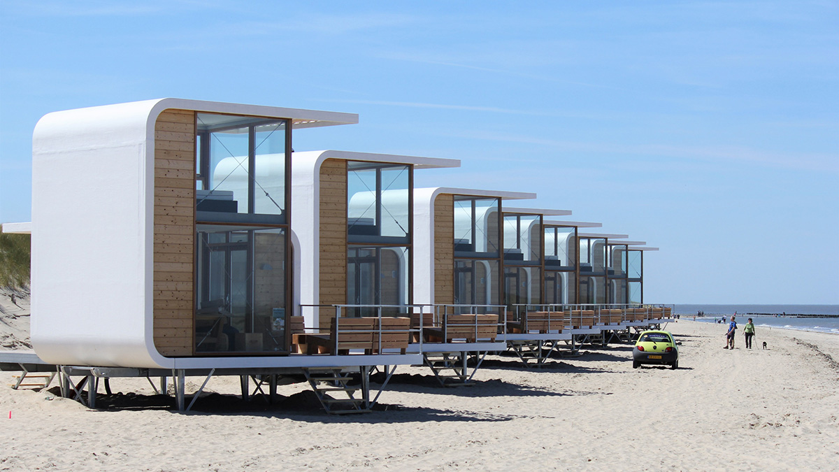 Eine Reihe Tiny Houses direkt am Strand