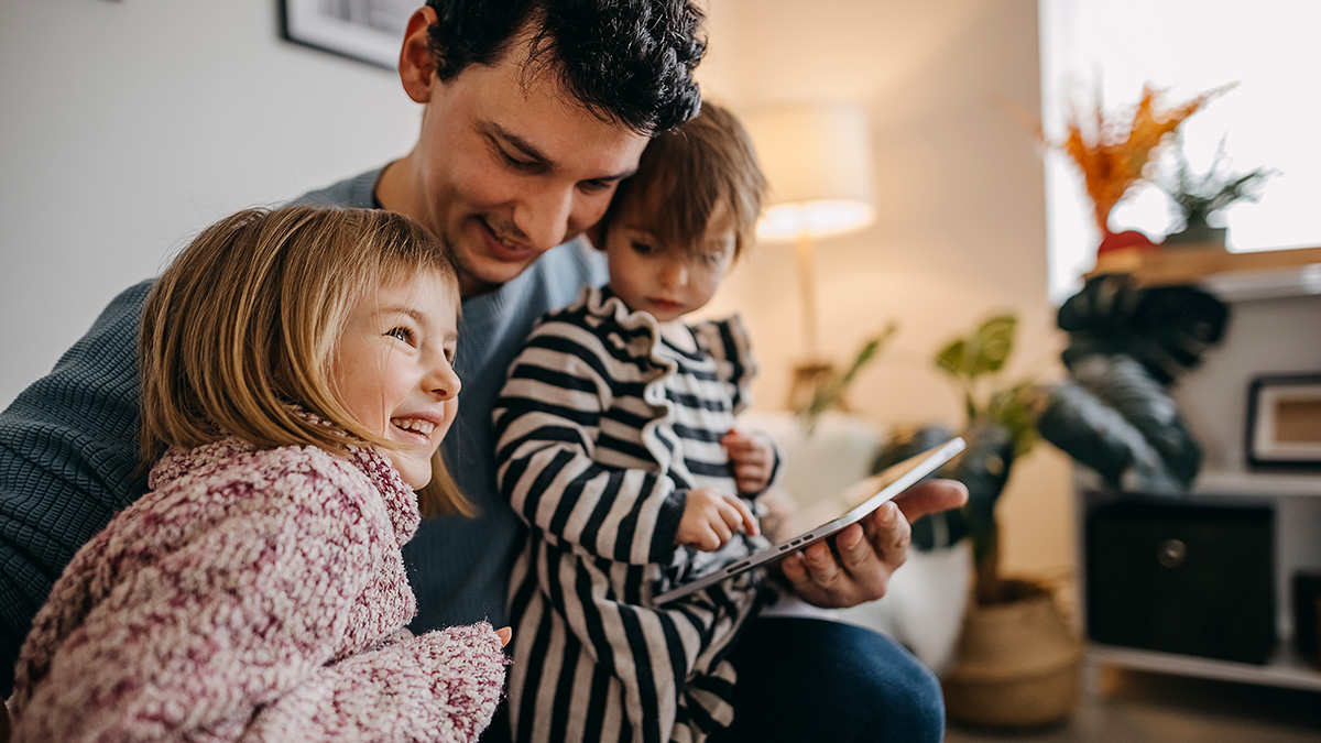 Vater mit seinen 2 Kindern