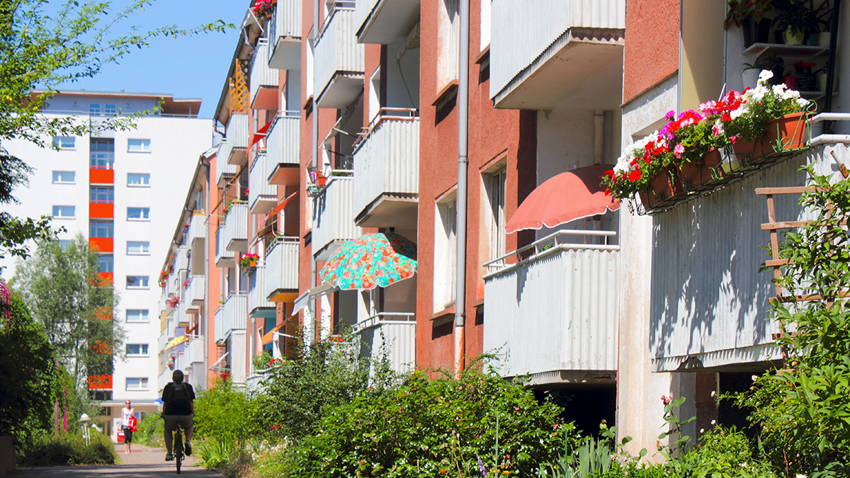 Mieterhöhung ortsübliche Vergleichsmiete, ein Mehrfamilienhaus mit Balkonen bei Sonnenschein