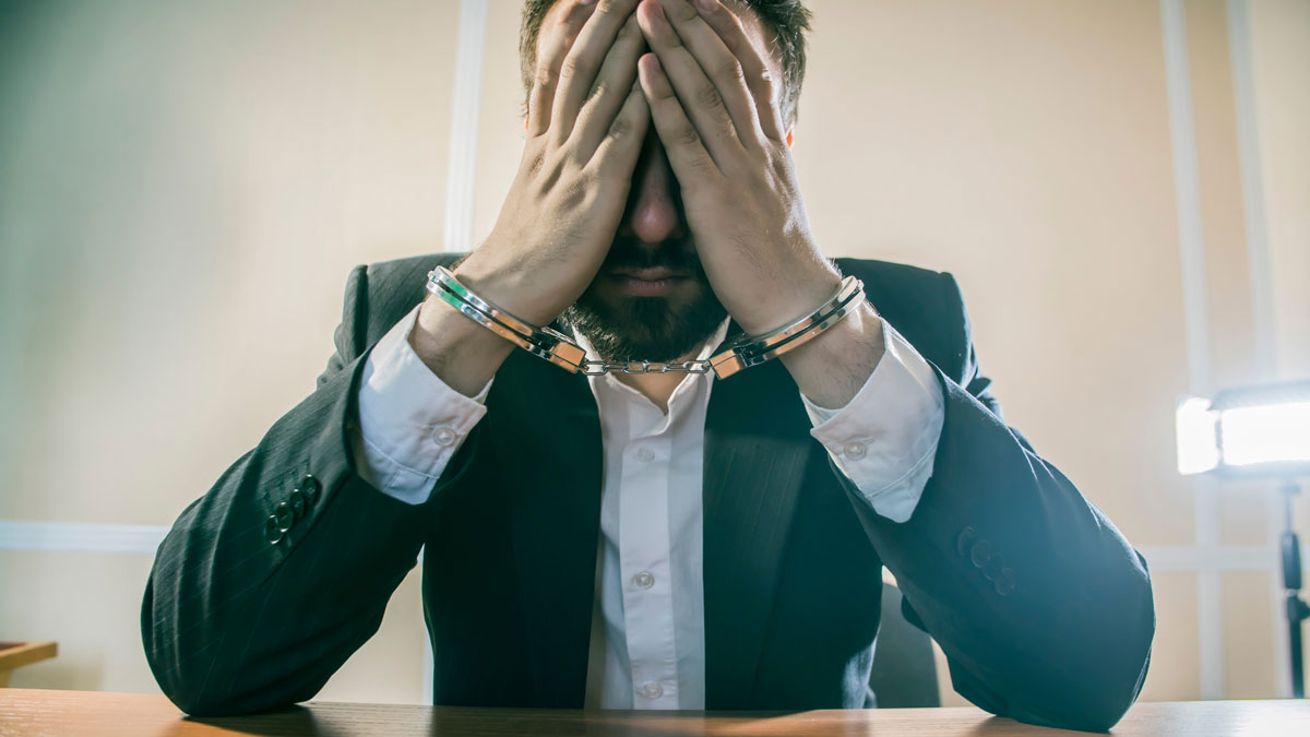 Strafe bei Mietwucher, Vermieter in Handschellen, Foto: de Art / stock.adobe.com