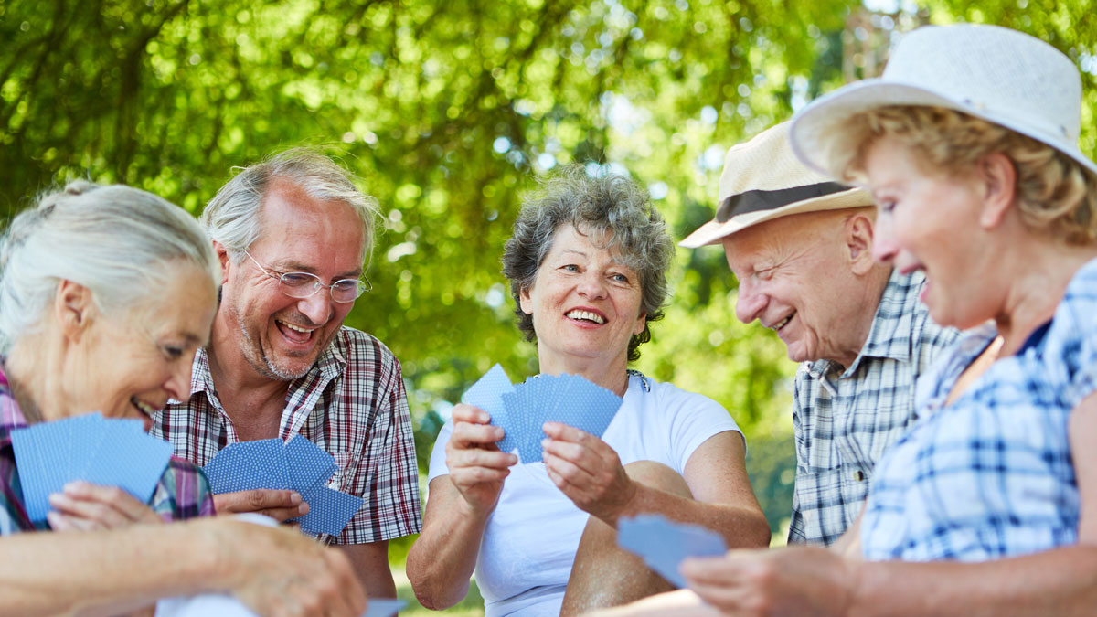 Alternativen zum Altersheim, Gruppe älterer Menschen spielt Karten