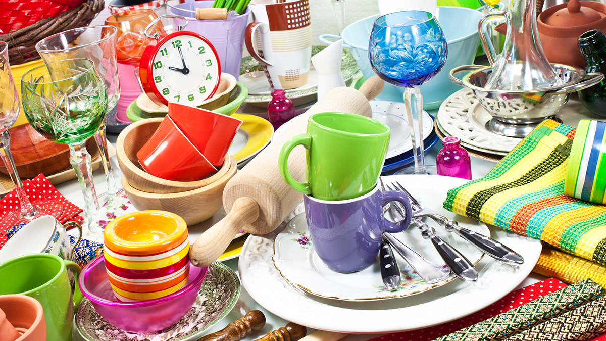 aussortiertes Geschirr und Kleinkram