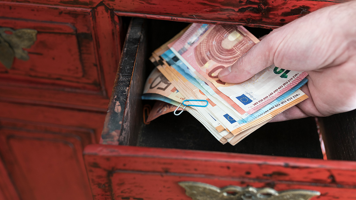 Viele Deutsche horten Bargeld zuhause. Aber ist das überhauptzulässig?