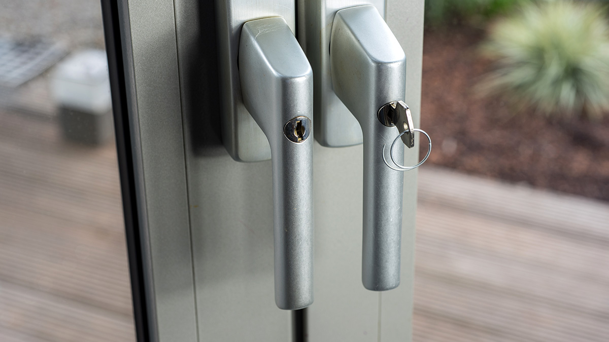 Wie dürfen sich Eigentümer in einer WEG gegen Einbruch schützen?