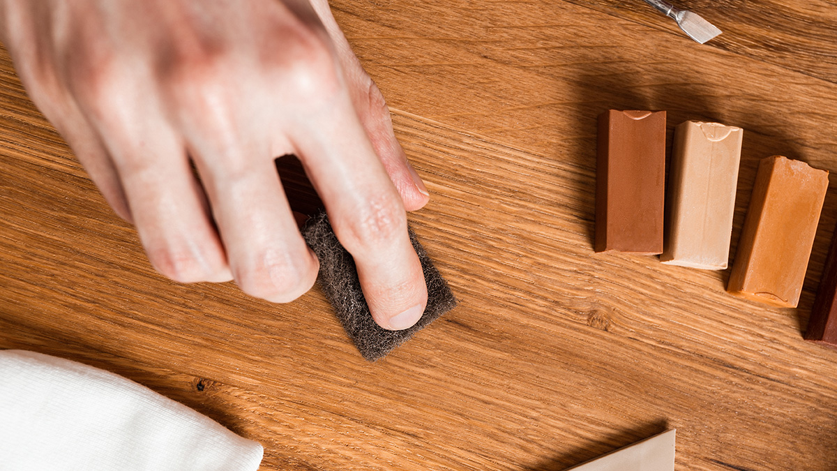 Holzoberflächen besitzen meist eine Schutzschicht aus Lack, Öl oder Wachs. Wird diese Schicht beschädigt, verändert sich die Lichtreflexion auf der Oberfläche. 