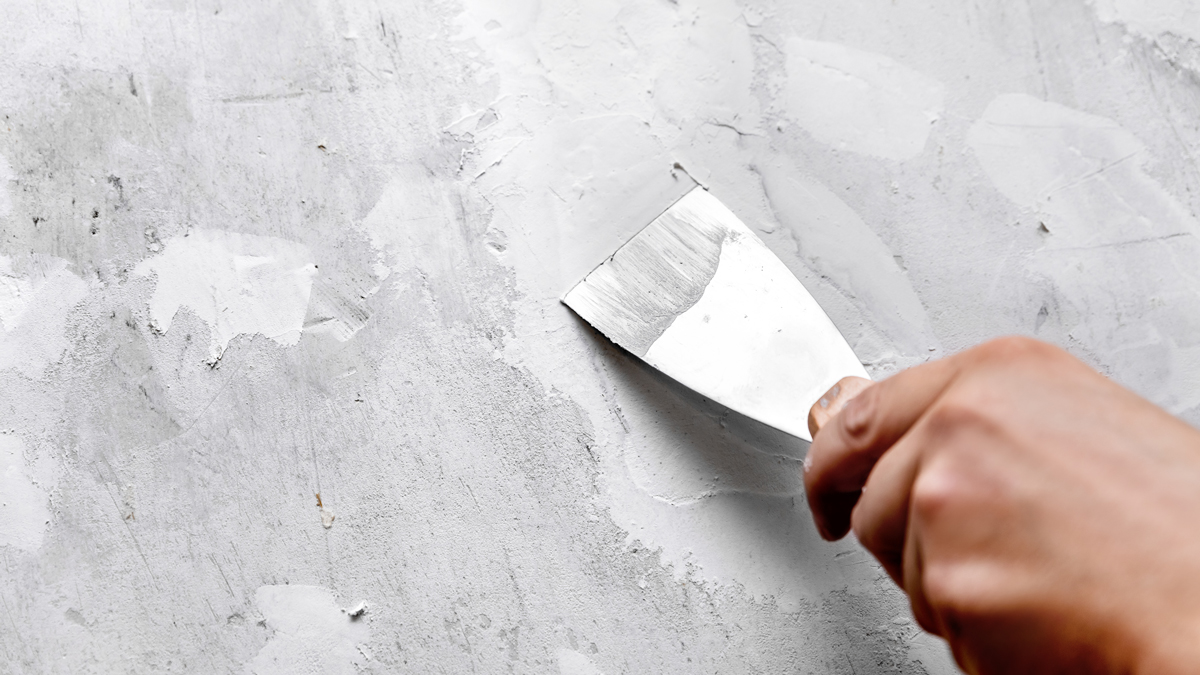 Mieter spachtelt Loch zu 