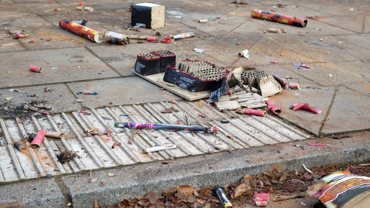 Neujahr Müll, Müll nach Silvester auf der Straße