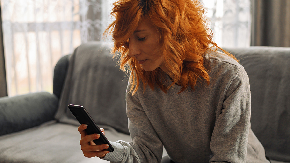 Frau sucht Wohnungen auf dem Smartphone. Foto: iStock.com / Zamrznuti tonovi 
