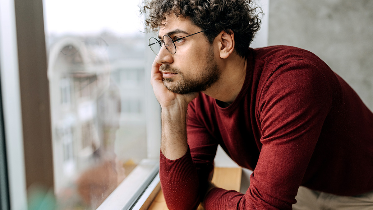 PM AT Junge Erwachsene, nachdenklicher junger Mann