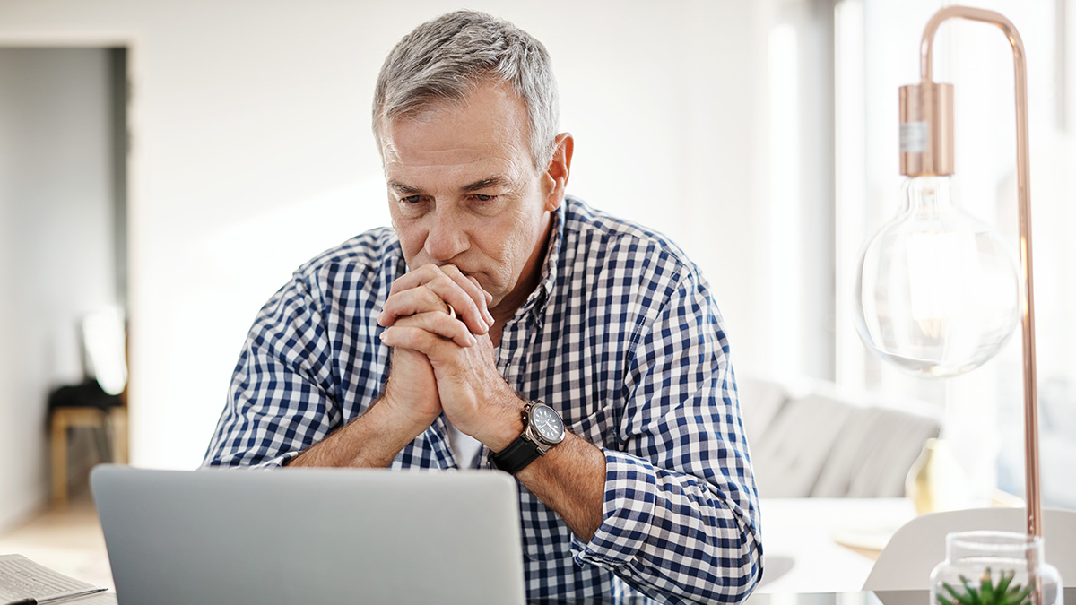 PM Umfrage Aussichten, älterer Mann vor Laptop