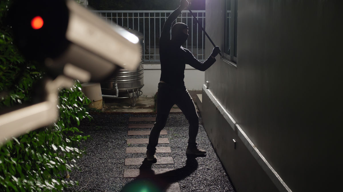 Sicher wohnen, Einbrecher versucht mit Brecheisen ins Haus zu kommen