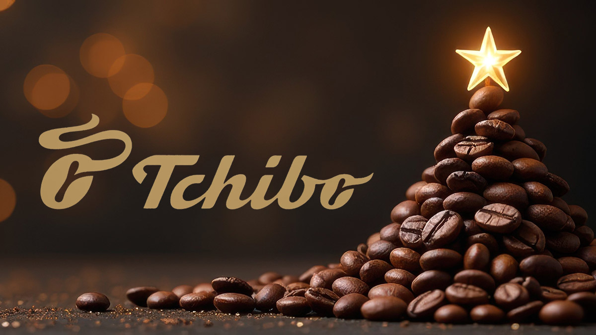 Das Tchibo Logo und ein Tannenbaum aus Kaffeebohnen