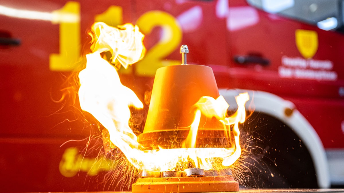 Teelichtofen steht in Flammen