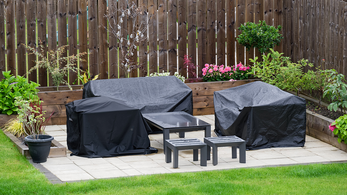 Terrasse und Garten wetterfest: Abgedeckte Sitzecke im Garten.