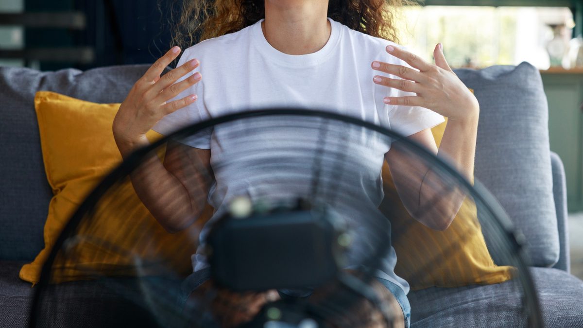 Tipps schwüles Wetter, Frau vor Ventilator