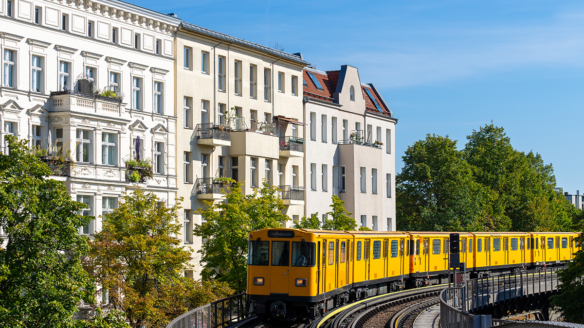 Berliner Stadtansicht mit Bahn vor Wohngebäuden. Foto: adobe.Stock / ReinhardKrull