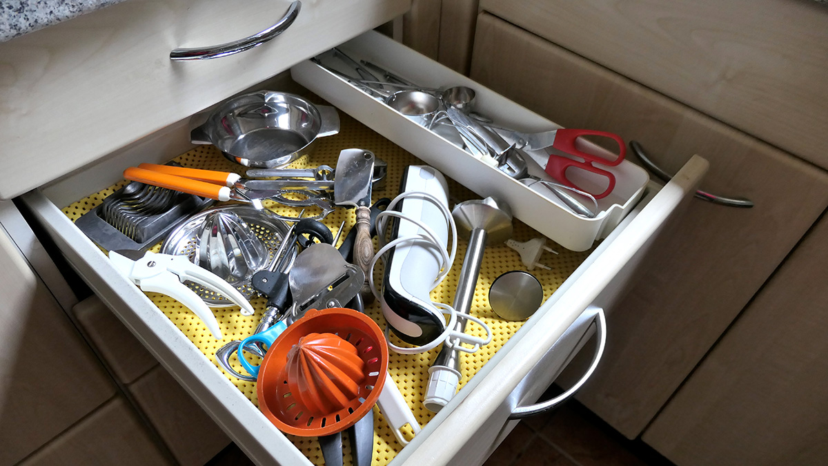 Eine offene Schublade mit allerlei Küchenutensilien