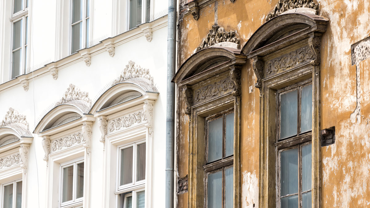 Ein altes und ein neu saniertes Haus