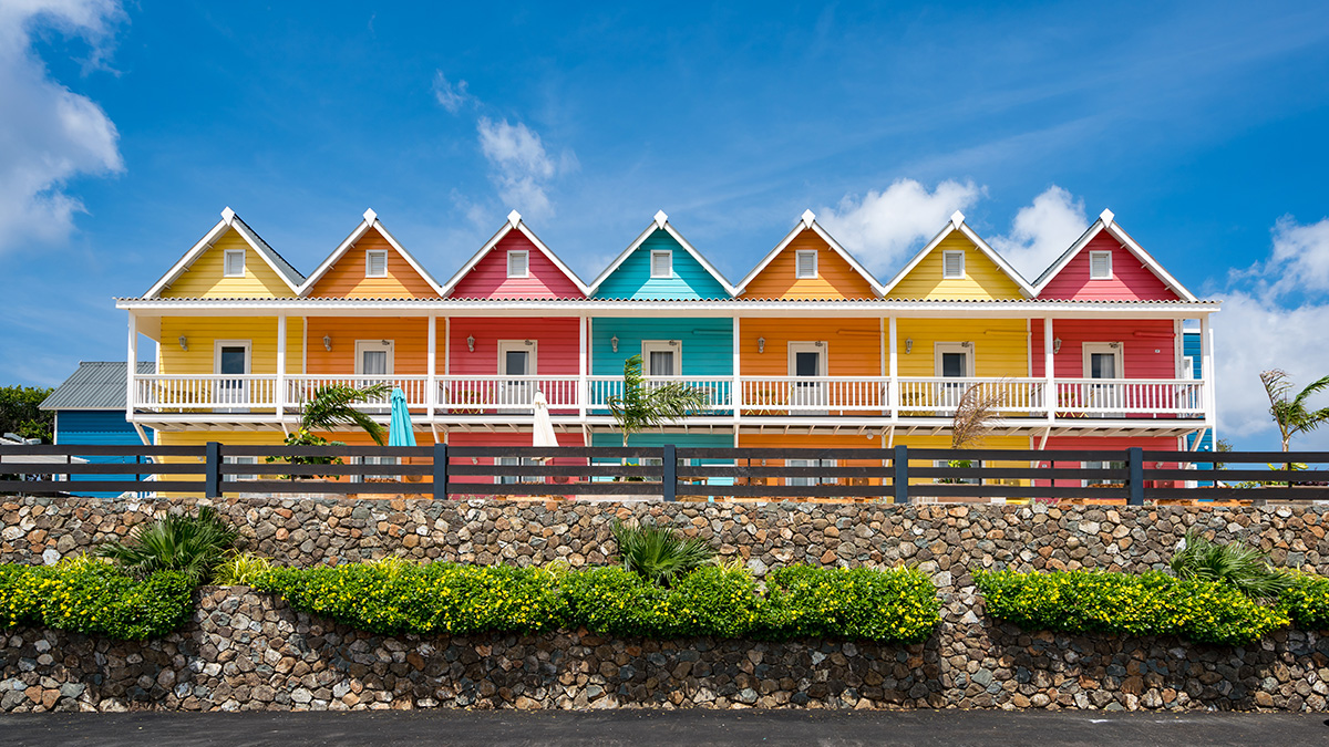 Wohnen in Curaçao, bunte Wohnhäuser in Willemstad, der Hauptstadt von Curaçao