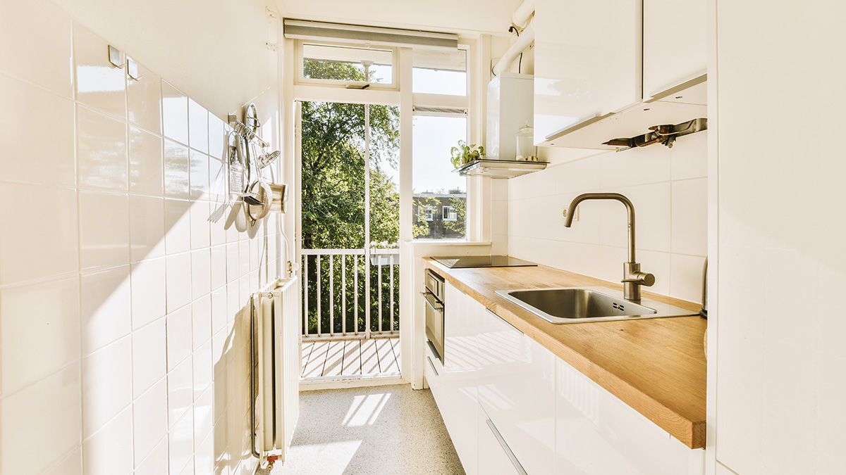 Wohnfläche, enge weiße Küche, Foto: iStock.com / ProCreators