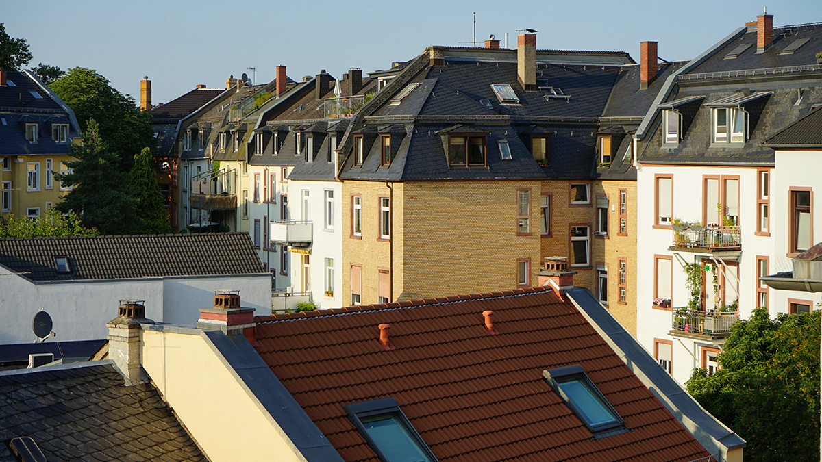 Restaurierte Fassaden von Altbauten im Nordend. Aber nicht immer sind alle Wohnungen belegt.