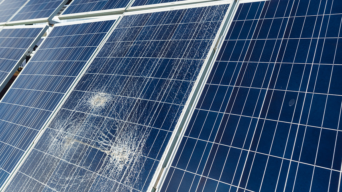 Beschädigte Photovoltaikmodule nach einem schweren Hagelunwetter: Moderne PV-Anlagen gelten zwar als robust und sind gegen normale Hagelereignisse zertifiziert, bei extrem großen Hagelkörnern kann es jedoch zu Glasbrüchen kommen.