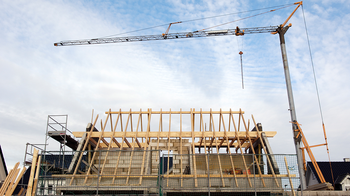 Ein Baus im Bau mit Baukran.