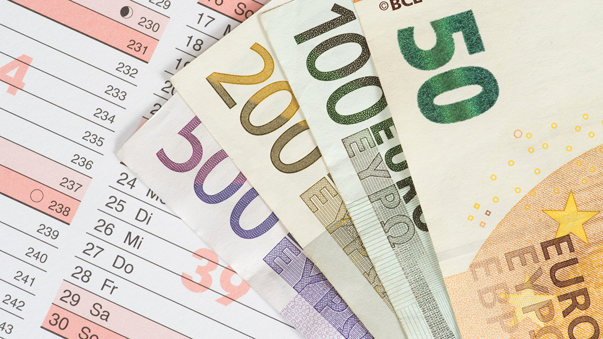 Möblierte Wohnung Kaution, Geldscheine und Kalender im Hintergrund