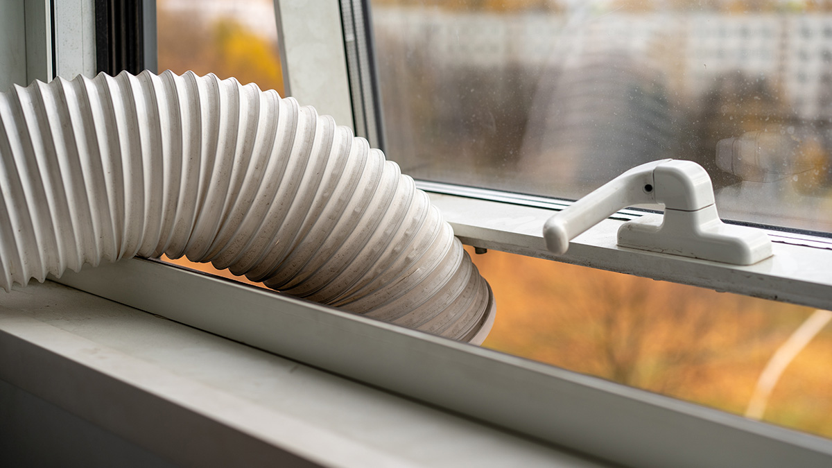 Ein Abluftschlauch schaut aus dem Fenster