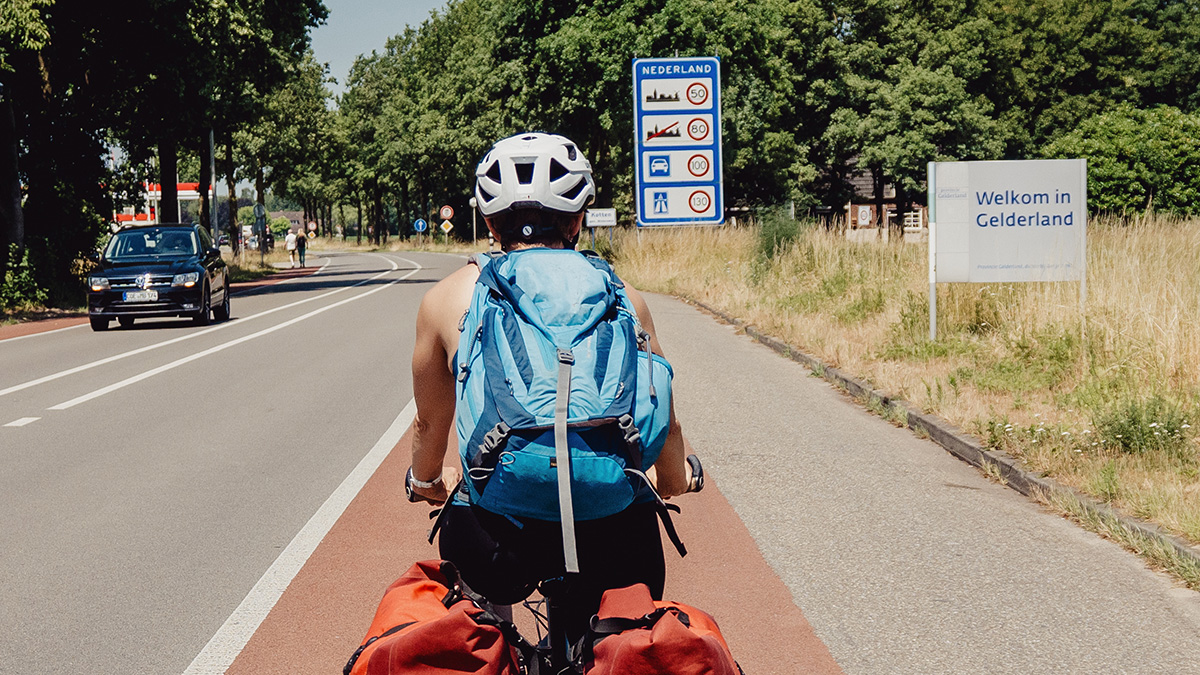 Ein Radfaher überquert die Deutsch-Niederlänfische Grenze
