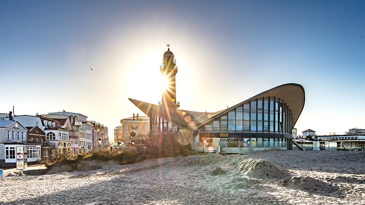 Rostocks Leuchtturm im Hafenstadtteil Warnemünde ist ein beliebter Touristenhotspot. Foto: stock.adobe.com / Klaus Haase