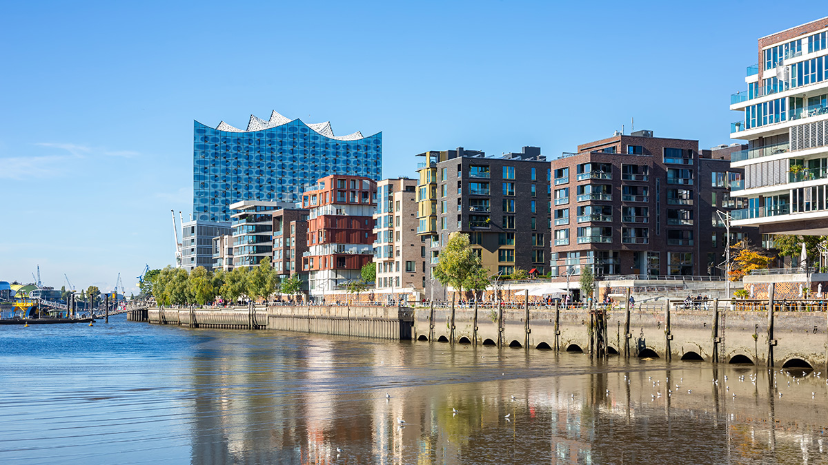 HafenCity ist Hamburgs jüngster Stadtteil und eines der größten innerstädtischen Stadtentwicklungsprojekte Europas – geprägt von moderner Architektur, Wohnen und Arbeiten am Wasser. Im Hintergrund ist die Elbphilharmonie zu sehen.