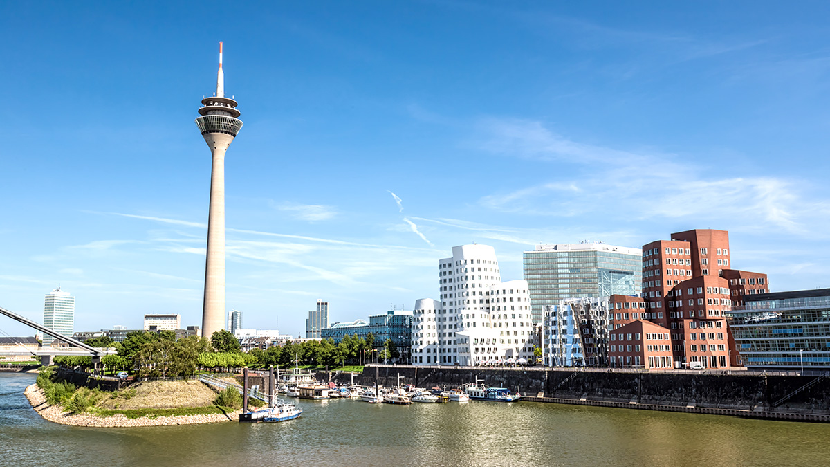 Der Medienhafen in Düsseldorf mit dem bekannten Fernsehturm