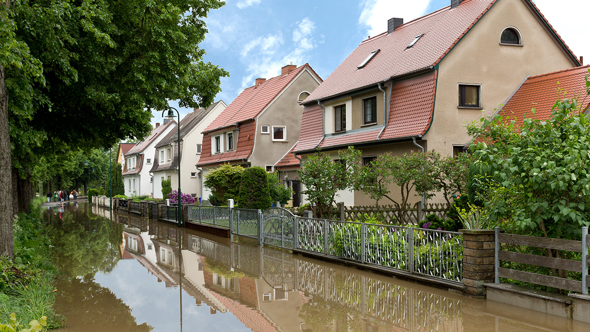 Im Sommer entstehen immer öfter kleine aber heftige Gewitterzellen, die lokal für Überschwemmungen sorgen können.