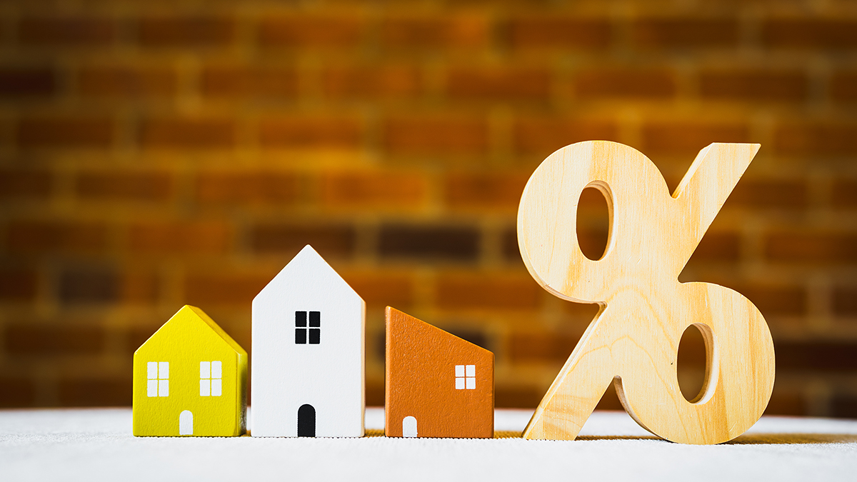 Liegenschaftsszins, Dekohäuser mit Prozentzeichen aus Holz, Foto: sommart / stock.adobe.com